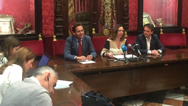 Rocío Díaz, flanqueada por Antonio Granados y Juan Antonio Fuentes, en el Ayuntamiento de Granada