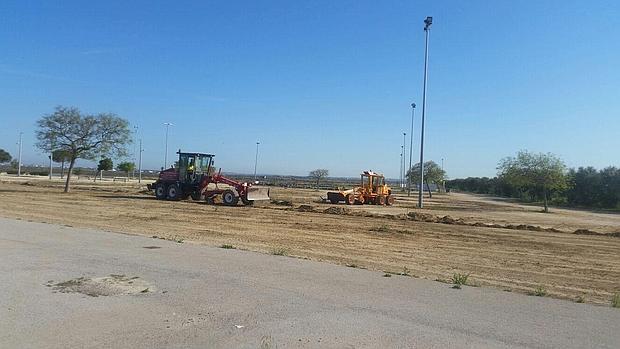 Trabajos para preparar el recinto ferial donde se desarrollará San Antonio