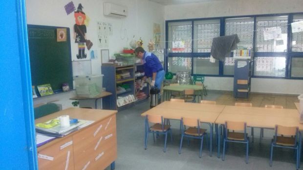 En las aulas del colegio se están realizando labores de desinsectación