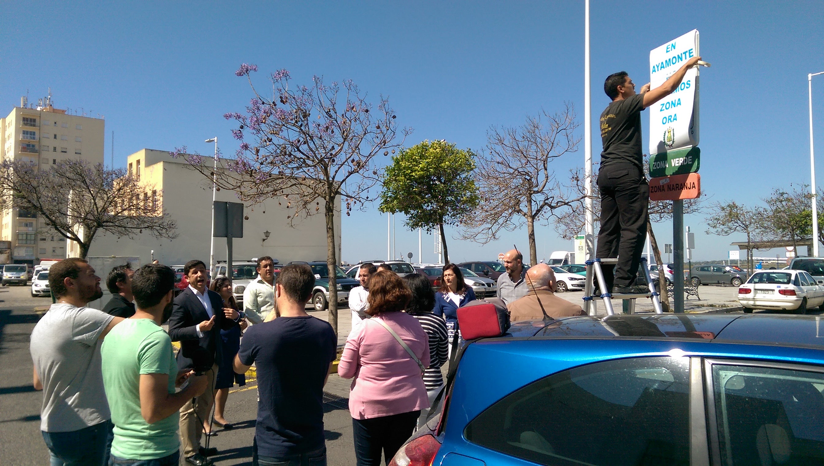 Personal municipal colocando carteles en el centro de Ayamonte