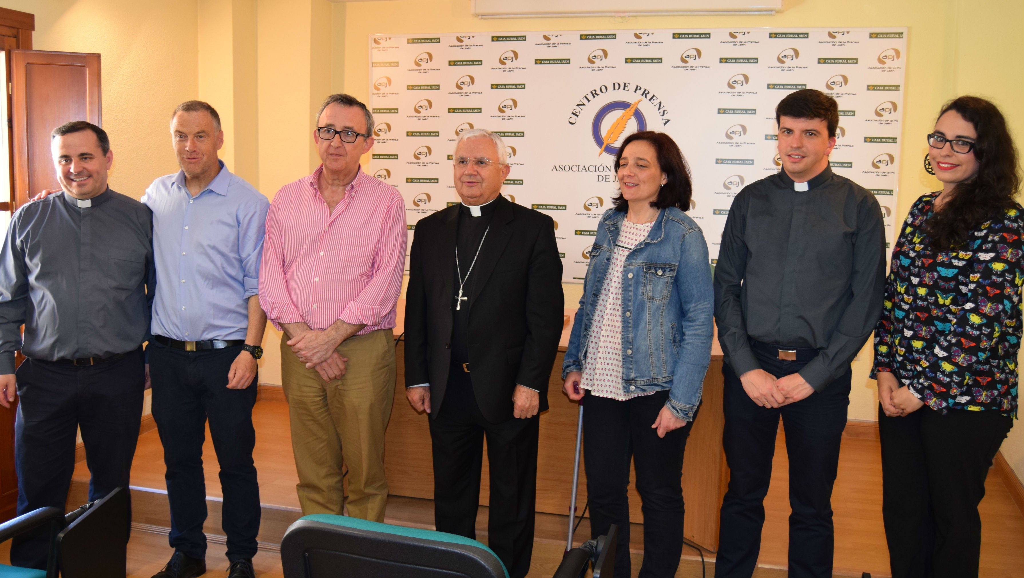 El obispo, Ramón del Hoyo López, durante su visita a la asociación de la prensa de Jaén