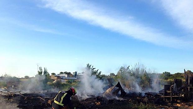 Bomberos trabajando en la zona tras extinguir el fuego