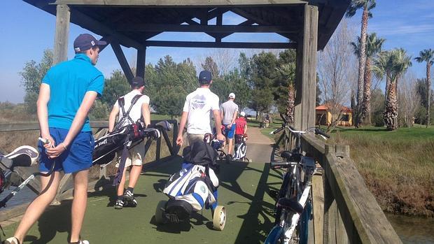 Turistas aficionados al golf en Isla Canela