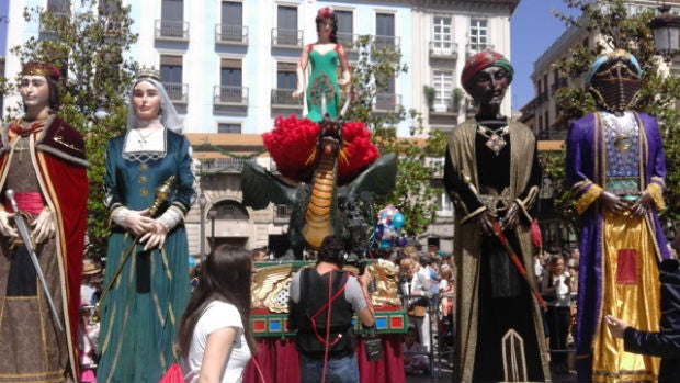 La Tarasca, en el centro, antes de comenzar su desfile por Granada