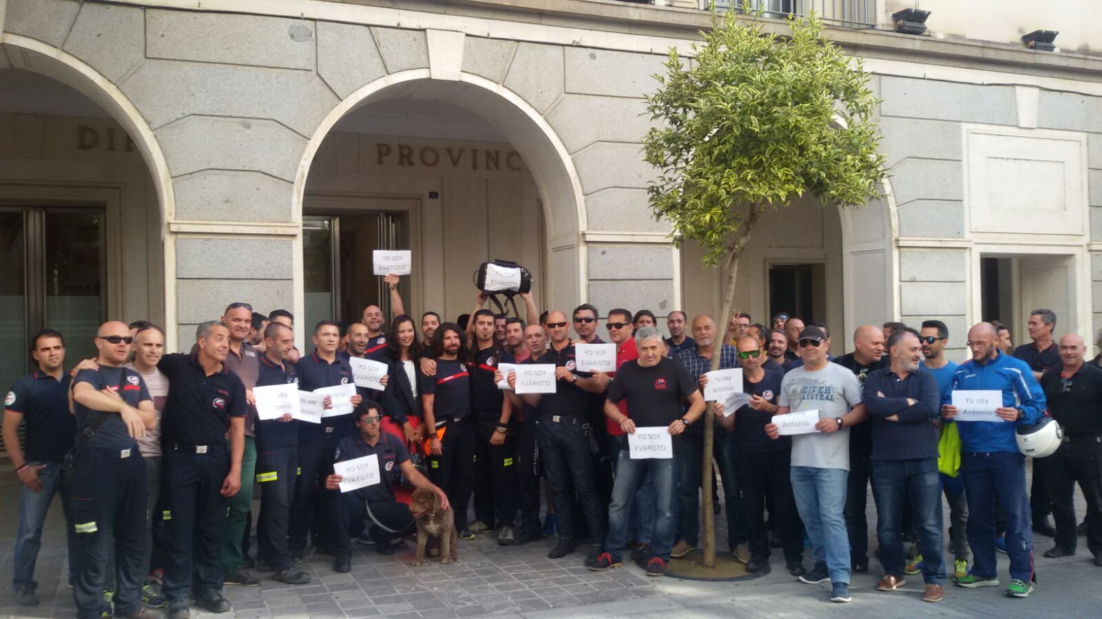 Los bomberos durante la concentración de este jueves