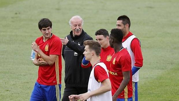 Vicente del Bosque, con algunos de los jovenes.