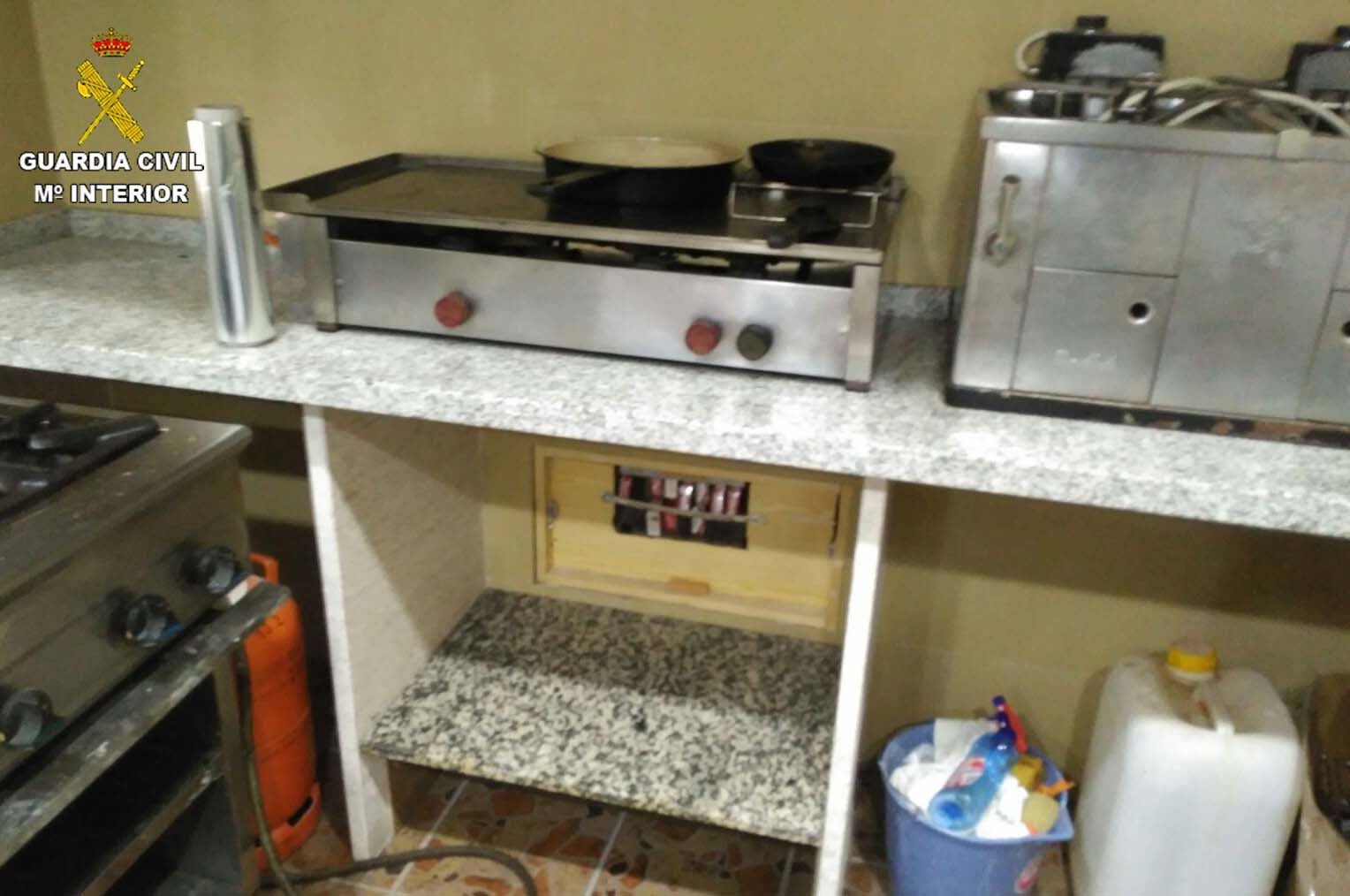 Hueco en la cocina por donde se accedía al tabaco de contrabando oculto en un bar de Huelva