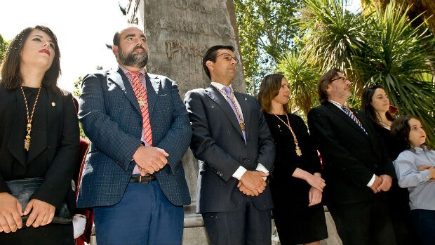 El alcalde de Granada, Francisco Cuenca, en el centro con representantes de todos los grupos en el día de Mariana Pineda