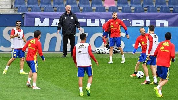 Del Bosque (c) dirige un entrenamiento de la selección española.