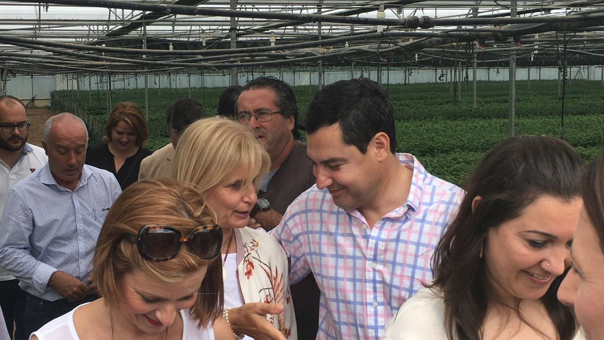 Moreno y Pelayo durante su visita a una empresa agraria de Chipiona