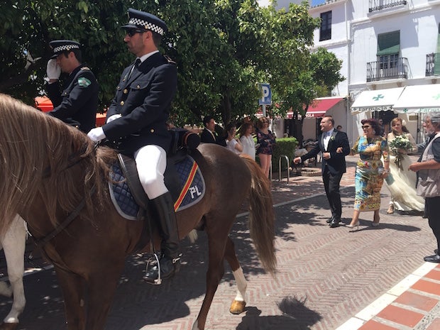 Cortejo nupcial en la plaza de los naranjos con la Policía Local a caballo / ABC