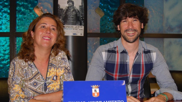 El cantante Manuel Lombo con la delegada de Cultura