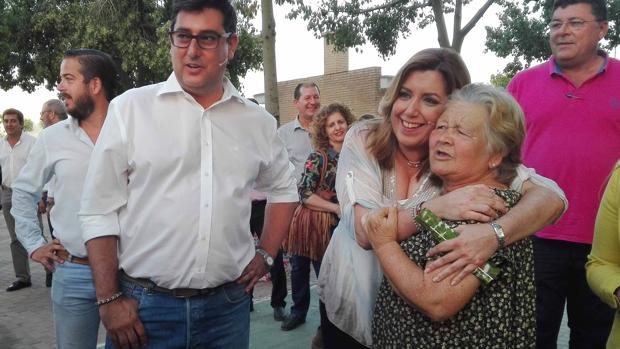 Susana Díaz saludando cariñosamente a una utrerana