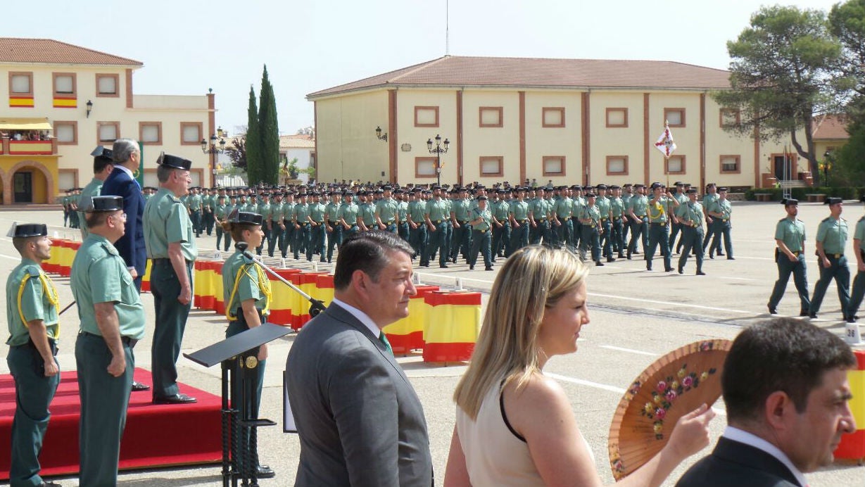 Desfile de guardias civiles en la academia de Baeza