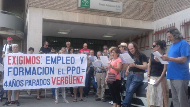 Vecinos concentrados a las puertas del centro de formación para el empleo