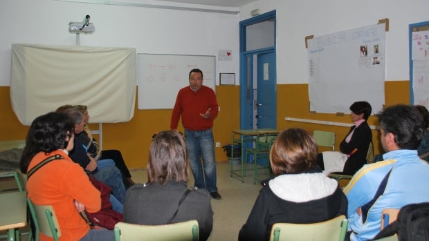 Una de las sesiones con los padres participantes en el ciclo «Diálogos Familiares»