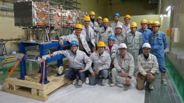 Científicos en las instalaciones de Instalación de Fusión de Materiales en Japón