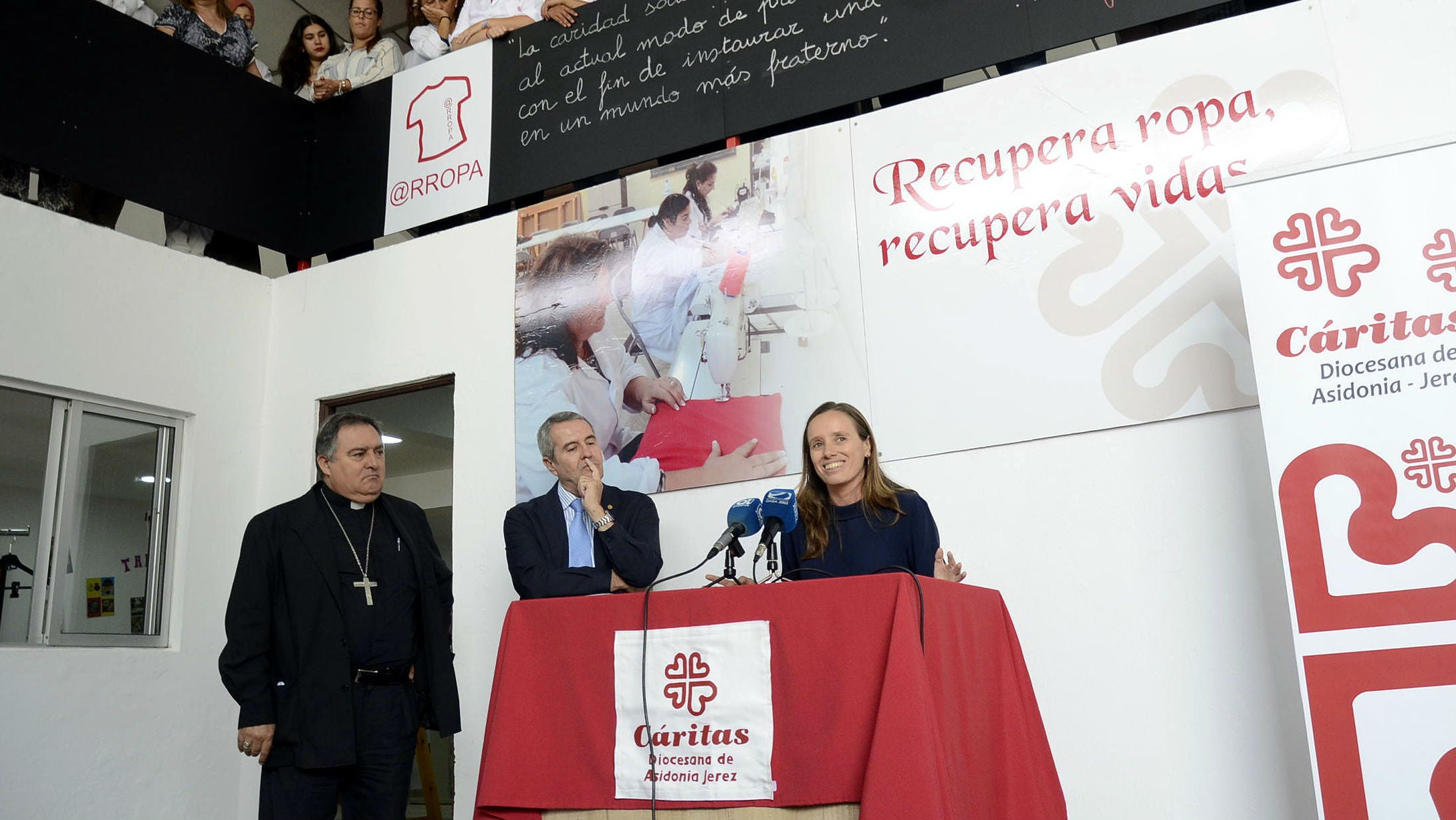 Domouso y Don José Mazuelos escuchan a Laura Álvarez en la presentación de @rropa