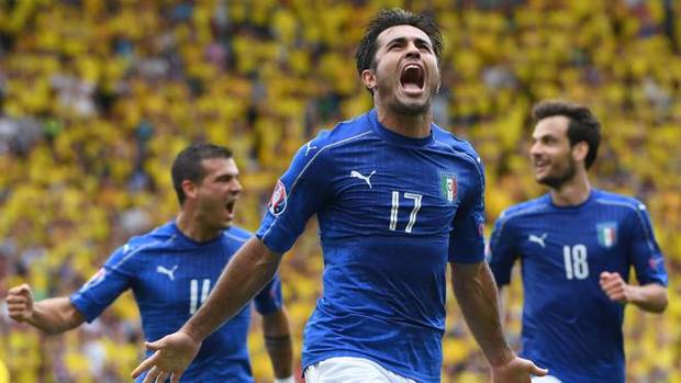 Eder (c) celebra el gol de la victoria italiana ante Suecia.