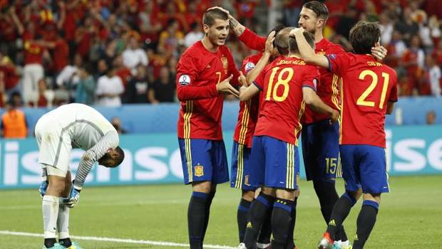 La selección española celebra uno de sus goles ante Turquía.