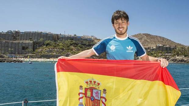 Silva, posando con la bandera de España.