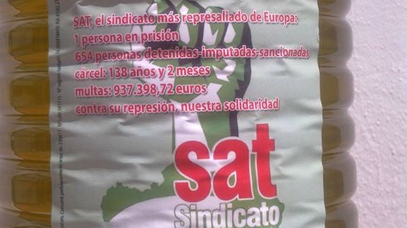 Garrafa de 5 litros de aceite de oliva con el peculiar etiquetado del SAT.