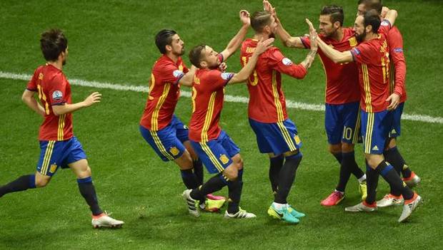 Los jugadores de la selección española celebran el dol.