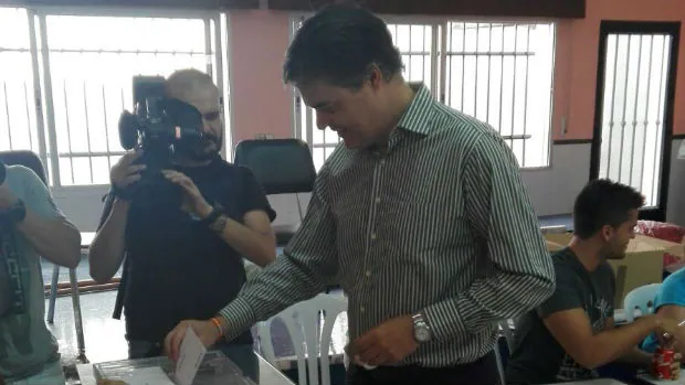 El candidato al Congreso del PP por Granada, Carlos Rojas, vota en Motril
