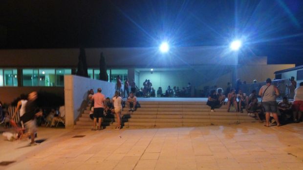 Personas aguardando durante la noche la apertura de las instalaciones municipales/ABC