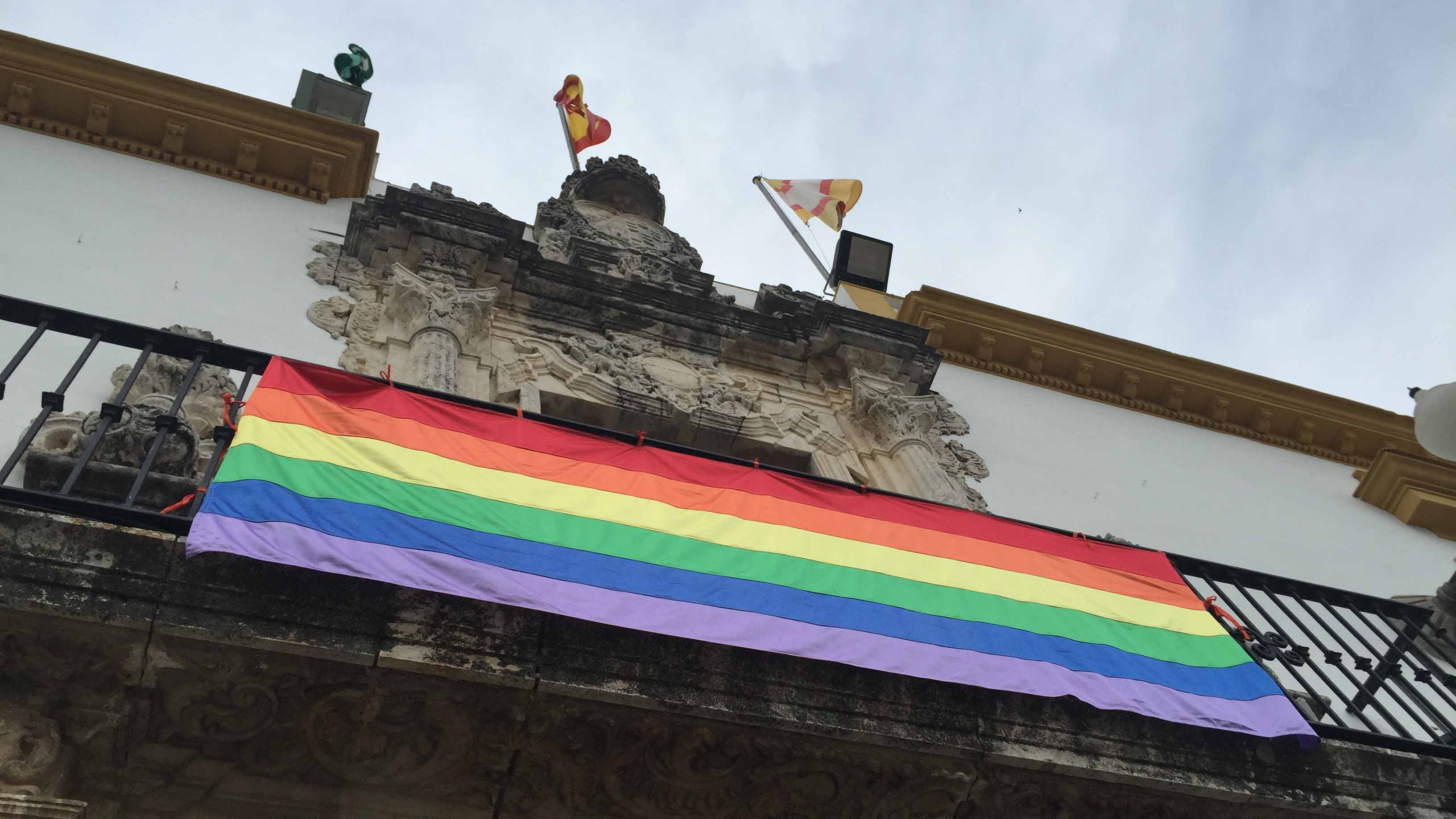 La bandera gay ondea en el balcón del Ayuntamiento de Utrera