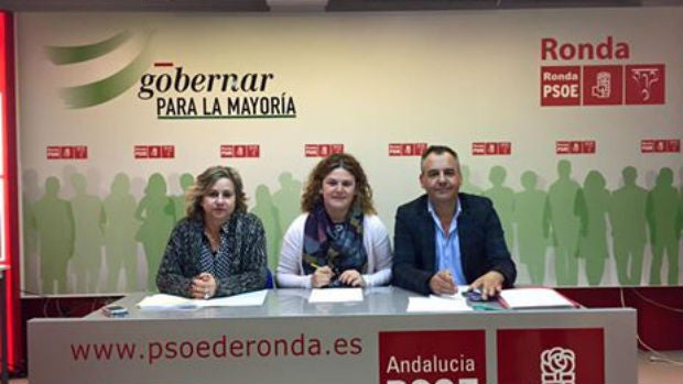 La alcaldesa de Ronda, Teresa Valdenebro, en el centro, durante un acto del PSOE