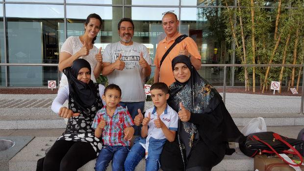 Iyab y Hussein, junto a su madres y los miembros de Apainf, al llegar al aeropuerto de Málaga