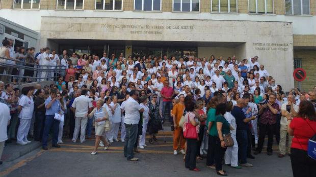 Una de las concentraciones de sanitarios contra la fusión hospitalaria en Granada