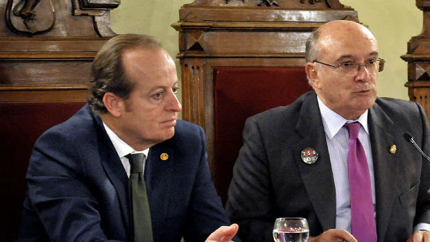 El decano de Jerez, Marcos Camacho, con el expresidente del Consejo, Carlos Carnicer