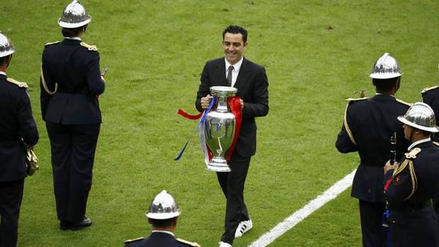 Xavi entregó la copa como anterior campeón