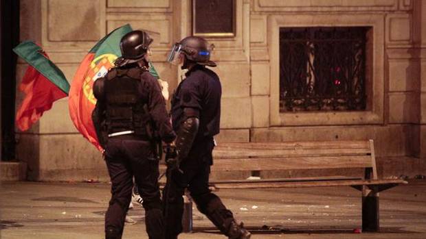 Policías franceses durante la final de la Eurocopa cerca del Arco del Triundo en París.