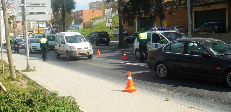 Agentes de la Policía Local realizando un control de tráfico en Huelva