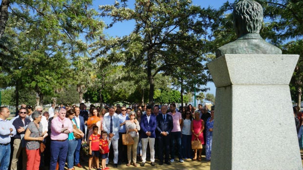 Dirigentes del PP y vecinos se concentraron frente al busto del edil asesinado por ETA