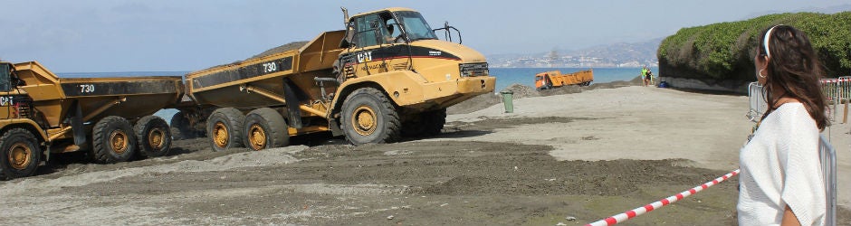 Las máquinas reponen arena en Playa Granada