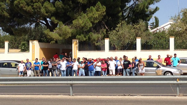 Trabajadores de Ybarra apostados frente a la fábrica