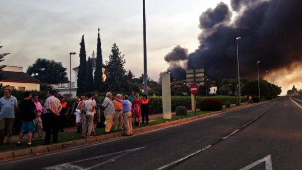 Vecinos desalojados de sus viviendas por el fuego