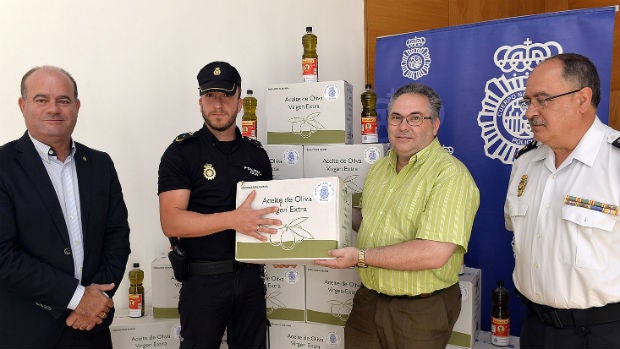 Entrega del aceite elaborado con las aceitunas robadas recuperadas por la Policía