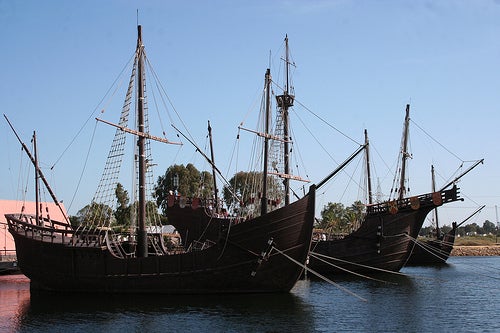 Dos de las carabelas descubridoras en el Muelle