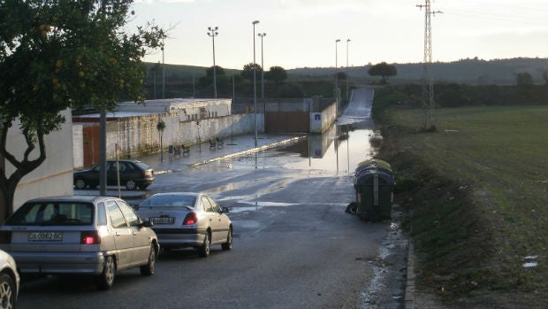 Denuncian constantes vertidos de aguas fecales junto a un campo de fútbol de Jerez
