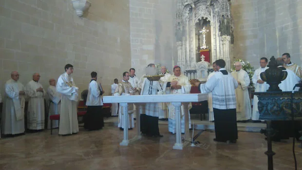 Monseñor José Mazuelos consagra hoy el altar de Santiago