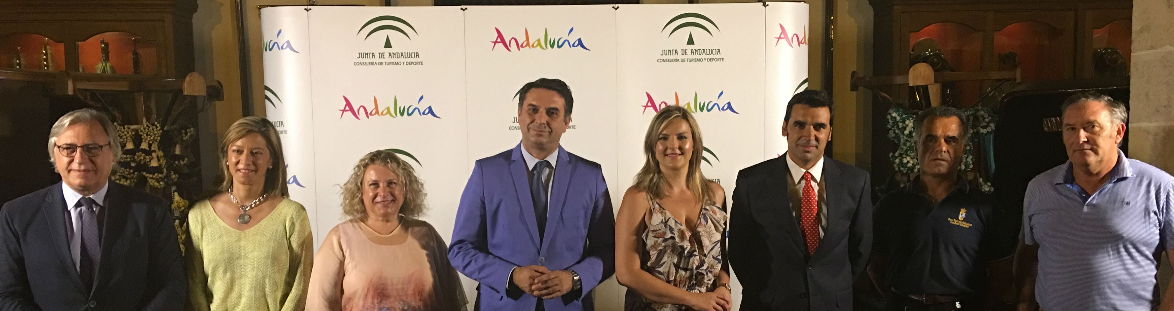 El consejero en la presentación de la gira de la Real Escuela de Arte Ecuestre