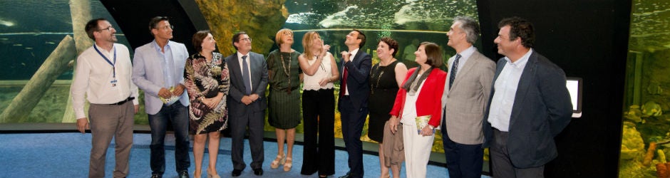 Susana Díaz con las autoridades posan ante un acuario del Parque de las Ciencias