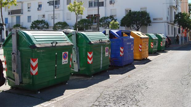 Contenedores en un barrio de Dos Hermanas