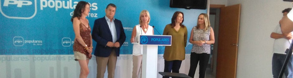 Carmen Crespo, junto a otros dirigentes del PP, este miércoles en Jerez