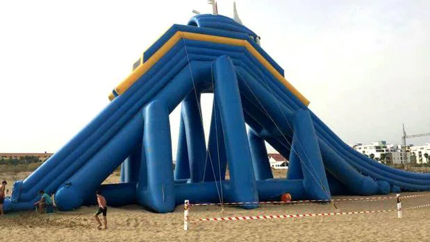 El tobogán instalado en la playa de Punta del Moral